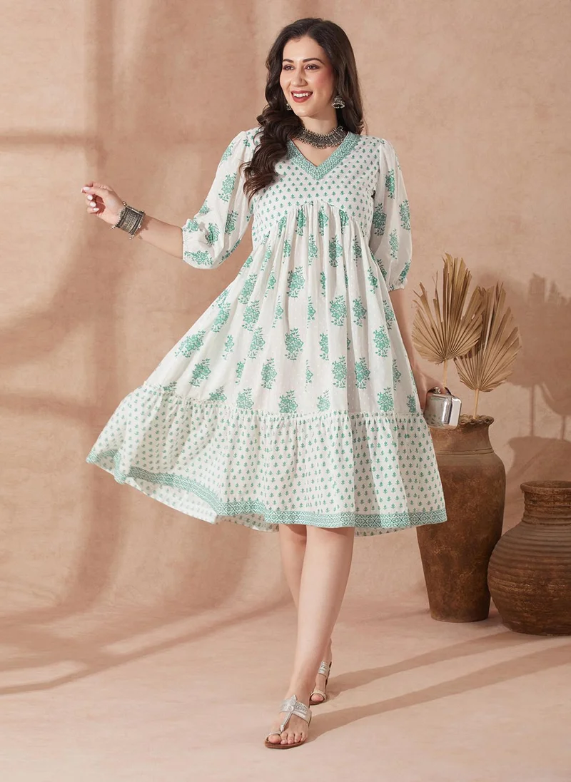 جلو باص فستان نسائي أخضر بطبعة زهور عرقية بياقة على شكل حرف  وأكمام منتفخة وحافة واسعة وطبقات بتصميم - فيوجن